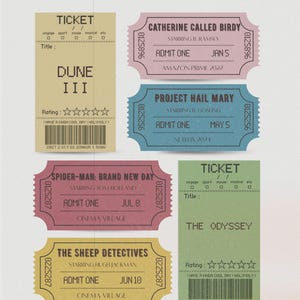 Puede incluir: Una colección de seis entradas de cine rectangulares y con bordes festoneados en varios colores, incluyendo beige, rosa, azul, rojo, amarillo y verde. Cada entrada presenta texto impreso como títulos, nombres de estrellas, fechas y códigos de barras.