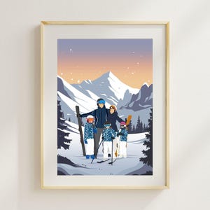 Peut inclure: Une affiche encadrée représentant une famille de cinq personnes en tenue de ski, posant devant un paysage de montagne enneigé. L'œuvre utilise une palette de bleus, de blancs et d'oranges. La famille tient des skis et des bâtons.