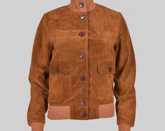 Jaqueta bomber vintage marrom em camurça - Couro legítimo de cordeiro, com fechamento por botões.