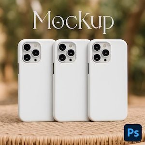 Op de afbeelding: Drie witte telefoonhoesjes met zwarte cameralenzen worden gepresenteerd op een geweven oppervlak. Het woord "Mockup" staat in een decoratief lettertype boven de telefoons. De achtergrond is wazig.