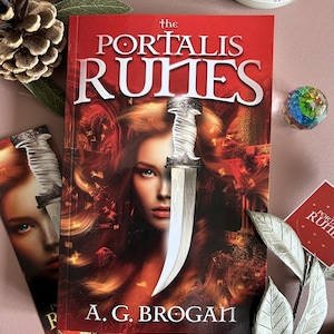 Epische fantasie - The Portalis Runes door A.G. Brogan - Gesigneerde paperback door auteur - Vijanden van geliefden, elfen, demonen en portalmagie - Boek 1 van 3