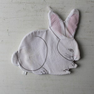 Puede incluir: Manopla de horno blanca con forma de conejo, con detalles rosas en el interior de las orejas y contornos grises. La manopla está hecha de tela y presenta un diseño sencillo, tipo dibujos animados. Se adjunta un lazo para colgar. Ideal para Pascua o decoración de cocina primaveral.