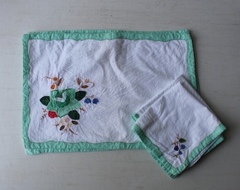 Vintage Embroidered Applique Flower Placemat Set of 5 & 2 Napkins - White Cotton with Green Border