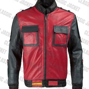 Könnte beinhalten: Rote und schwarze Lederjacke mit Reißverschluss, zwei Brusttaschen und zwei Seitentaschen. Die Jacke hat einen schwarzen Kragen und Manschetten mit gelben und roten Akzenten am unteren Saum. Der Text "CLASSIC JACKET" ist aufgedruckt.