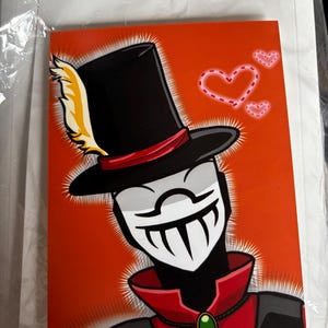 Puede incluir: Una ilustración vibrante presenta un personaje con un sombrero de copa negro con una banda roja y una pluma. El personaje tiene una máscara blanca con una amplia sonrisa, un atuendo rojo y negro y una gema verde. Corazones rosas flotan sobre un fondo rojo.