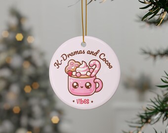 K-Drama and Cocoa Vibes Weihnachtsornament | Niedliche rosa Ornament Ornament | Gemütliches K-Drama Weihnachten | DSTI Original
