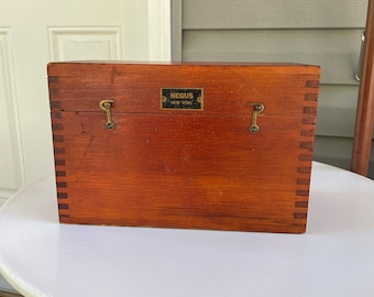 Caja de madera NEGUS antigua de Nueva York para un instrumento marítimo Caja de madera de cerezo de principios de 1900