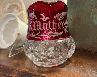 Jarra de crema "madre" teñida de rubí antigua de finales de 1800 a principios de 1900 Jarra de vidrio con patrón de huella digital, vidriera roja, vidrio destellado