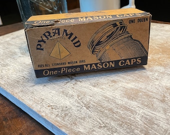 Caja vintage de 12 tapas de tarro de masón de la marca Pyramid Copyright 1943 Tapas de tarro de estaño de una sola pieza, Crown Cork & Seal Company, Inc. Baltimore, Md.