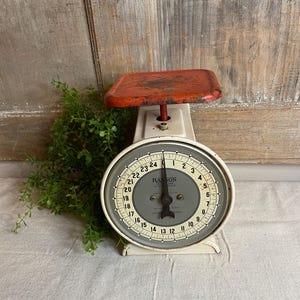 Vintage Hanson Model 2000 Kitchen Scale: 1940's, Red and White