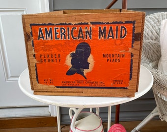 Caja de envío de frutas de madera vintage de 1940 American Maid Brand Placer County Mountain Pears, distribuida por American Fruit Growers, Inc.