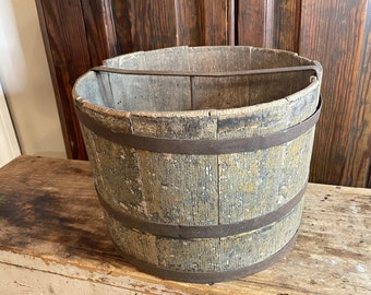Antiguo cubo de grano de madera grande de finales de 1800 a principios de 1900 Medida de grano Cubo de duela de medida seca de madera