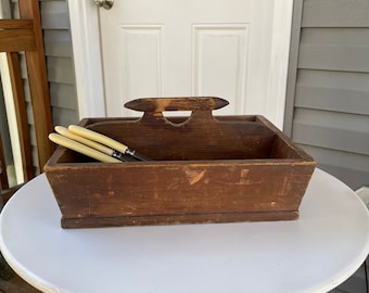Caja de cuchillos de madera antigua de finales de 1800 a principios de 1900 Bandeja de cubiertos Portador primitivo