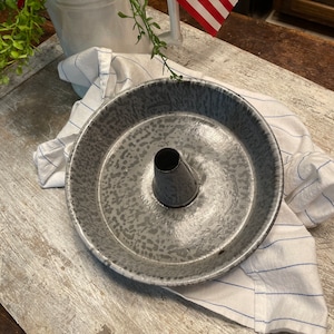 SALE Antique Gray Graniteware Bundt Pan, Early 1900&#39;s Agateware Shallow Bundt Pan, Gray Enamelware