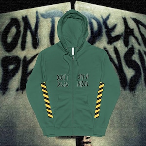 Puede incluir: Una sudadera con capucha verde con cremallera y el texto "DON'T DEAD OPEN INSIDE" en una fuente desgastada. Las mangas tienen rayas diagonales negras y amarillas. La sudadera tiene capucha y cremallera frontal.
