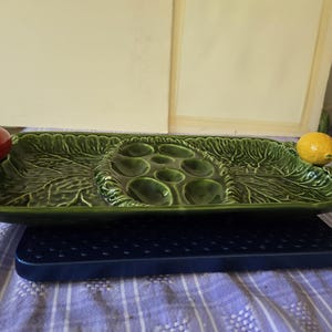 Plato para servir tomates o bandeja para condimentos de mayólica antigua con tres hojas de col. Bandeja antigua de mayólica con hojas de col.