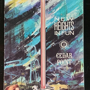 Może przedstawiać: Vintage broszura parku rozrywki Cedar Point. Okładka przedstawia wysoką wieżę z czerwono-białym pasem, napisem "New Heights in Fun" i rodziną patrzącą na park.