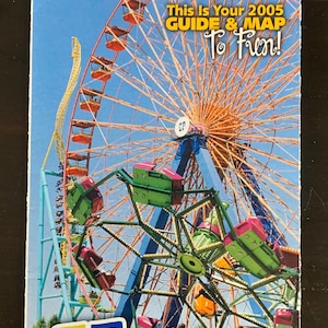 Może przedstawiać: Przewodnik i mapa Cedar Point z 2005 roku z diabelskim młynem i kolejką górską w tle. Na okładce widnieje napis "This Is Your 2005 Guide & Map To Fun!" oraz "Voted Best Park on the Planet 7 Yrs in a Row."