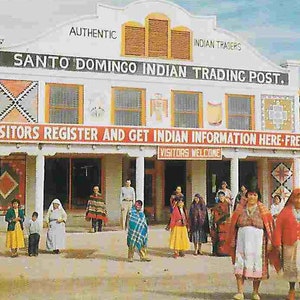 Stara, nieużywana pocztówka ze zdjęciem z połowy XX wieku - Santo Domingo Indian Trading Post - Nowy Meksyk