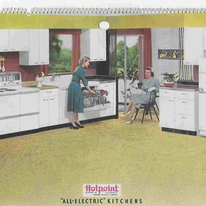 Op de afbeelding: Een witte keuken met een Hotpoint "All-Electric" keukenapparaatset. De keuken heeft een koelkast, een oven, een vaatwasser en kasten. Twee vrouwen staan in de keuken, een laadt de vaatwasser en de ander zit aan een tafel.