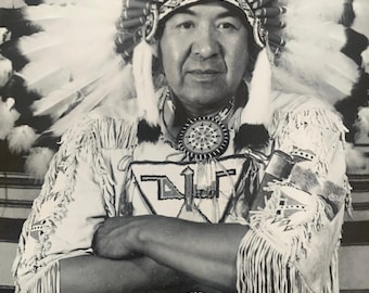 Vintage oanvänd vykort med foto från mitten av århundradet - amerikansk indian