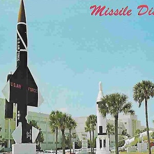 Cartolina fotografica di viaggio di metà secolo inutilizzata d'epoca - Esercito degli Stati Uniti - Base aerea di Patrick - Missile