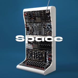 Könnte beinhalten: Ein weißes modulares Synthesizersystem mit schwarzen und silbernen Komponenten, das zahlreiche Knöpfe, Tasten und Anschlüsse aufweist. Das Wort "SPACE" ist in weißer Schrift dargestellt. Das System befindet sich vor einem blauen Hintergrund.