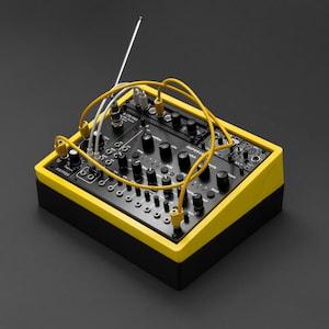 Puede incluir: Un sintetizador negro y amarillo con numerosas perillas, botones y puertos. Cables amarillos conectan varios puntos del dispositivo. Una antena delgada y blanca se extiende hacia arriba. El dispositivo está etiquetado como "SUPERCH" y "GOEPFER".