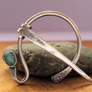 Sterling Silver Celtic Brooch with Emerald – Handmade Penannular Pin, Shawl Pin, Viking Brooch, Boho Jewelry, Irish Heritage Gift