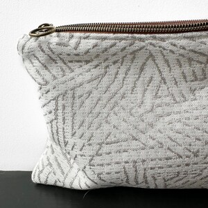 Pochette per il trucco in tessuto lavorato a maglia grigio e bianco, Borsa per cosmetici per articoli da toeletta, Grande portamonete, Borsa per il trucco per lei