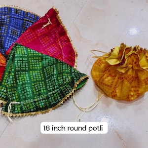 Puede incluir: Una colección de bolsas potli redondas con un patrón cuadrado repetitivo en azul, rojo, verde y amarillo. Cada bolsa está terminada con un borde de color dorado y cuenta con cierres de cordón. El texto 18 inch round potli es visible.