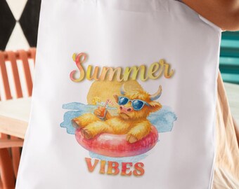 Sommer Vibes Highland Kuh PNG | Niedliches Aquarell Floatie Kuh Sublimationsdesign | Lustiges Strandtier Clipart für Shirts, Becher & Bastelarbeiten