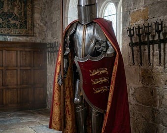 Mittelalterliche Ritterstatue mit rotem Umhang und Löwenschild, englische heraldische tragbare Rüstung, Burgritterskulptur, mittelalterliches Wohndekor