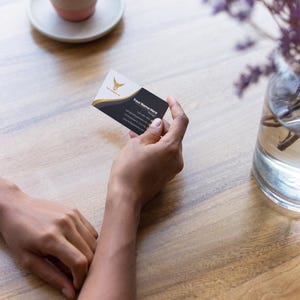 Elegante visitekaartjes, professioneel netwerk, aanpasbaar kaartontwerp, 100 stuks, goud en zwart, moderne zakelijke branding