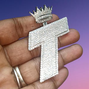 Colgante con letra T personalizada de corona redonda de moissanita con certificado de autenticidad y acabado en oro blanco de 14 quilates. Colgante con cualquier letra del alfabeto.
