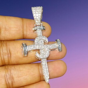 Natural Tester Pass Moissanite Customized Cross Pendant Round 14K White Gold Finish Silver Iced Out Hip Hop Pendant Religious Cross Pendant