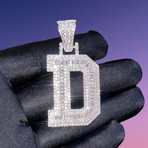 Colgante personalizado con letra D de corte baguette de diamante, acabado en oro blanco de 14 quilates con diamante simulado, colgante de plata 925 con cualquier letra personalizada, colgante de hip hop.