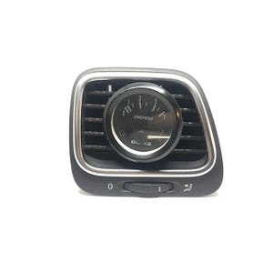 Puede incluir: Rejilla de ventilación del salpicadero del coche negro con un borde plateado, con un medidor redondo con el texto "CNSPEED" y "Oil KG". El medidor tiene una aguja que apunta al número 1. Debajo hay un panel de control con los números 0 y 1.
