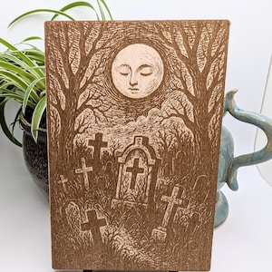 Lune du cimetière - photo gravée dans un style gravure sur bois - carte postale en bois personnalisée ou cadeau souvenir