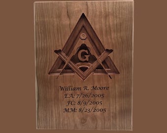 Placa de madera con escuadra y compás masónicos