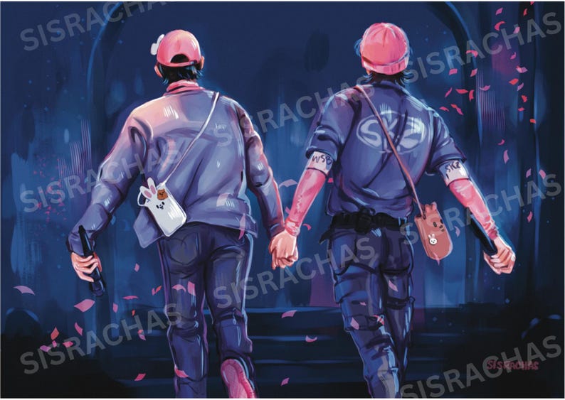 K&ouml;nnte beinhalten: Illustration von zwei Personen, die sich an den H&auml;nden halten und sich entfernen. Sie tragen rosa M&uuml;tzen, Jacken und dunkle Hosen. Einer hat eine wei&szlig;e Hasentasche, der andere eine braune Tasche. Der Hintergrund ist dunkelblau mit rosa Bl&uuml;tenbl&auml;ttern.