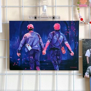 K&ouml;nnte beinhalten: Kunstdruck mit zwei Figuren, die sich in einer blau-violett get&ouml;nten Szene entfernen und H&auml;ndchen halten. Sie tragen rosa Kappen, Jacken und dunkle Hosen. Einer tr&auml;gt einen wei&szlig;en Beutel, der andere eine braune Tasche. Das Kunstwerk ist signiert.