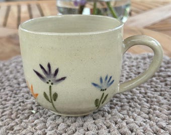 Caneca de cerâmica feita à mão: design floral em aquarela