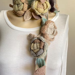 Roze bloem sieraden ketting-Lariat sjaal-gehaakte nek accessoire voor vrouwen-verjaardag, verjaardag nek cadeau-dikke nekwarmer-aardetinten