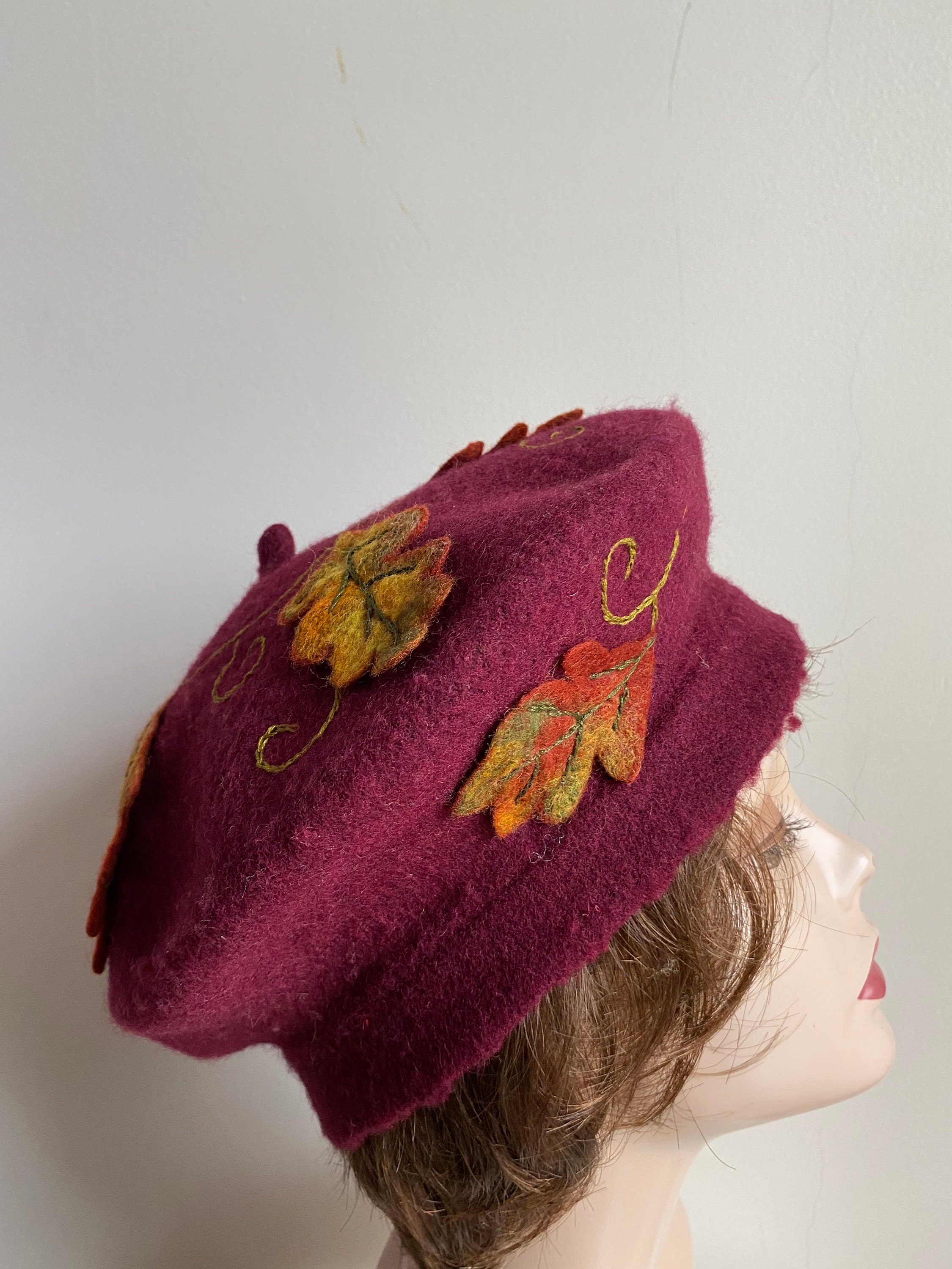 NEW WINE COLORED BERET WOOL HAT WITH FRONT FLORAL EMBELLISHMENT CELINE - Burgundy Beret Hat With Swarovski Beads - Beret  main image 3