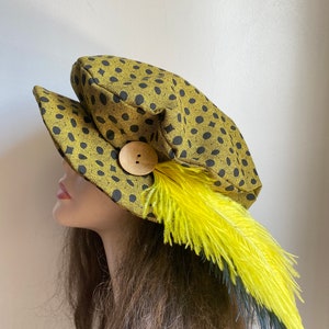 16th century historical clothes -Medieval Tudor Elizabethan Flat hat  -Black and yellow shakespeare hat- renaissance hat for festive
