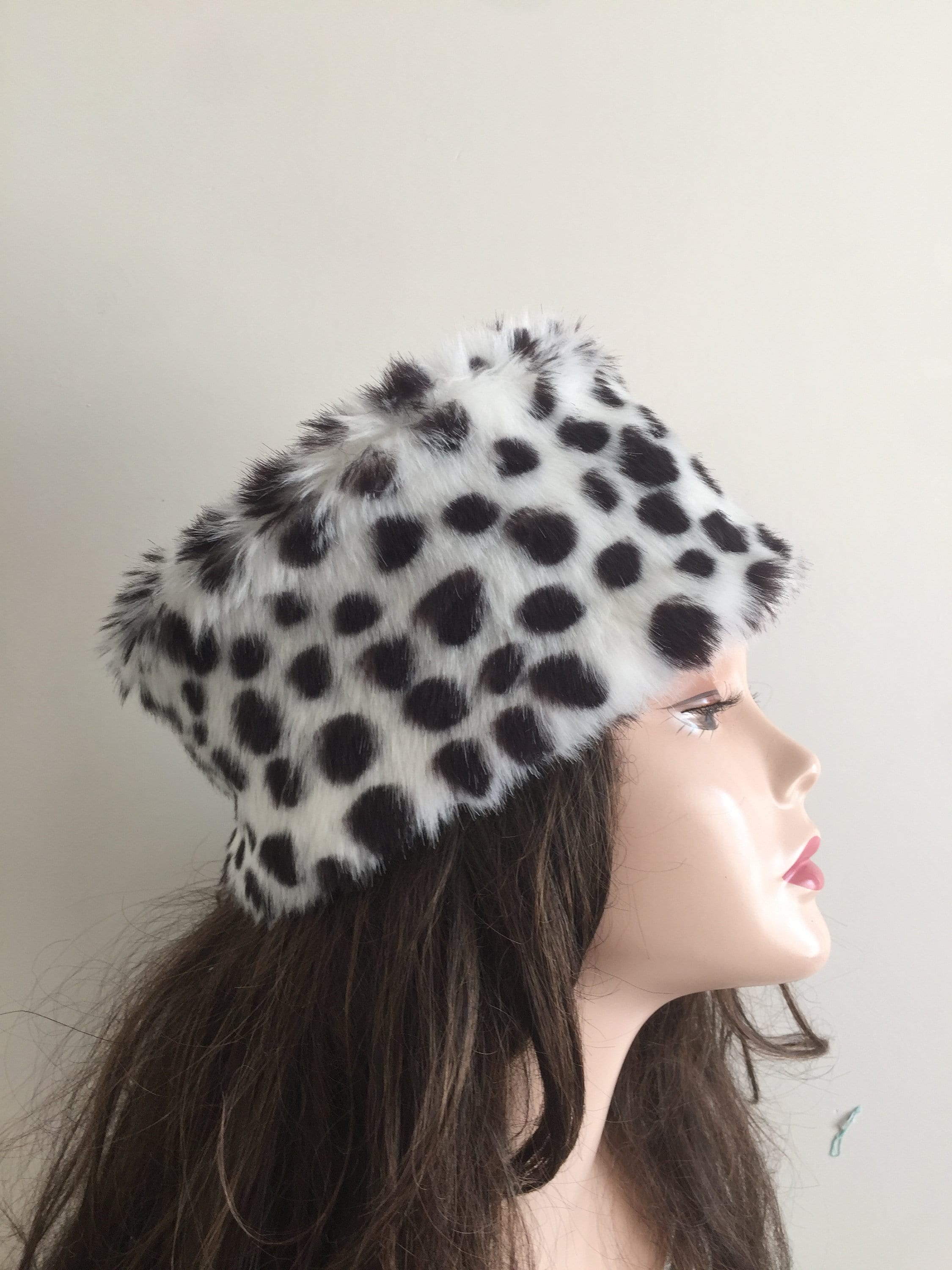 Black and white fur hat deals