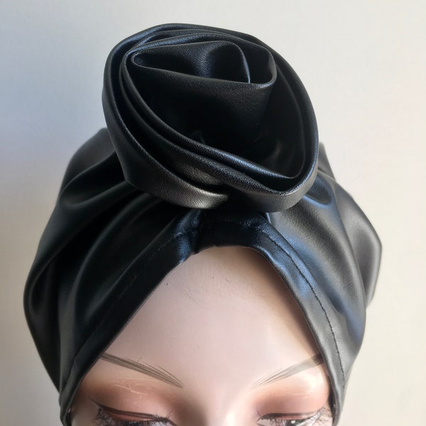 Turbante de cuero negro-Envoltura de cabeza preestada -Sombrero de turbante de flor de cuero sintético- Cubierta para la pérdida de cabello- Turbante forrado de satén- Regalo de quimioterapia- Alopecia