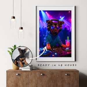 Puede incluir: Una impresión artística enmarcada que presenta a un perro como DJ, usando auriculares y gafas de sol, operando una mesa de mezclas. El fondo muestra una escena de fiesta vibrante y colorida con luces de neón. El texto "READY IN 48 HOURS" está en la parte inferior.