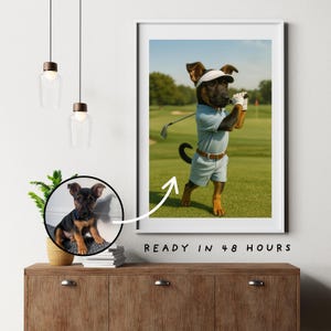 Puede incluir: Una impresión enmarcada que muestra a un perro con ropa de golf, balanceándose en un campo de golf verde. El perro lleva una visera, un polo, pantalones cortos y guantes de golf. El texto "READY IN 48 HOURS" está debajo del marco. También hay una imagen más pequeña del perro.